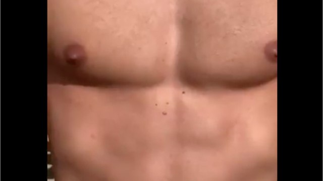 VOICI- Julien Courbet confiné : l'animateur, torse nu, se fait tacler par sa fille dans une vidéo hilarante