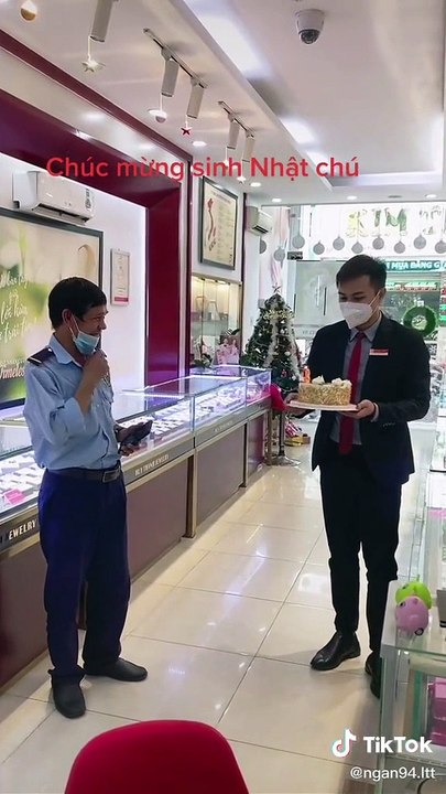 Bác bảo vệ được nhân viên tổ chức sinh nhật