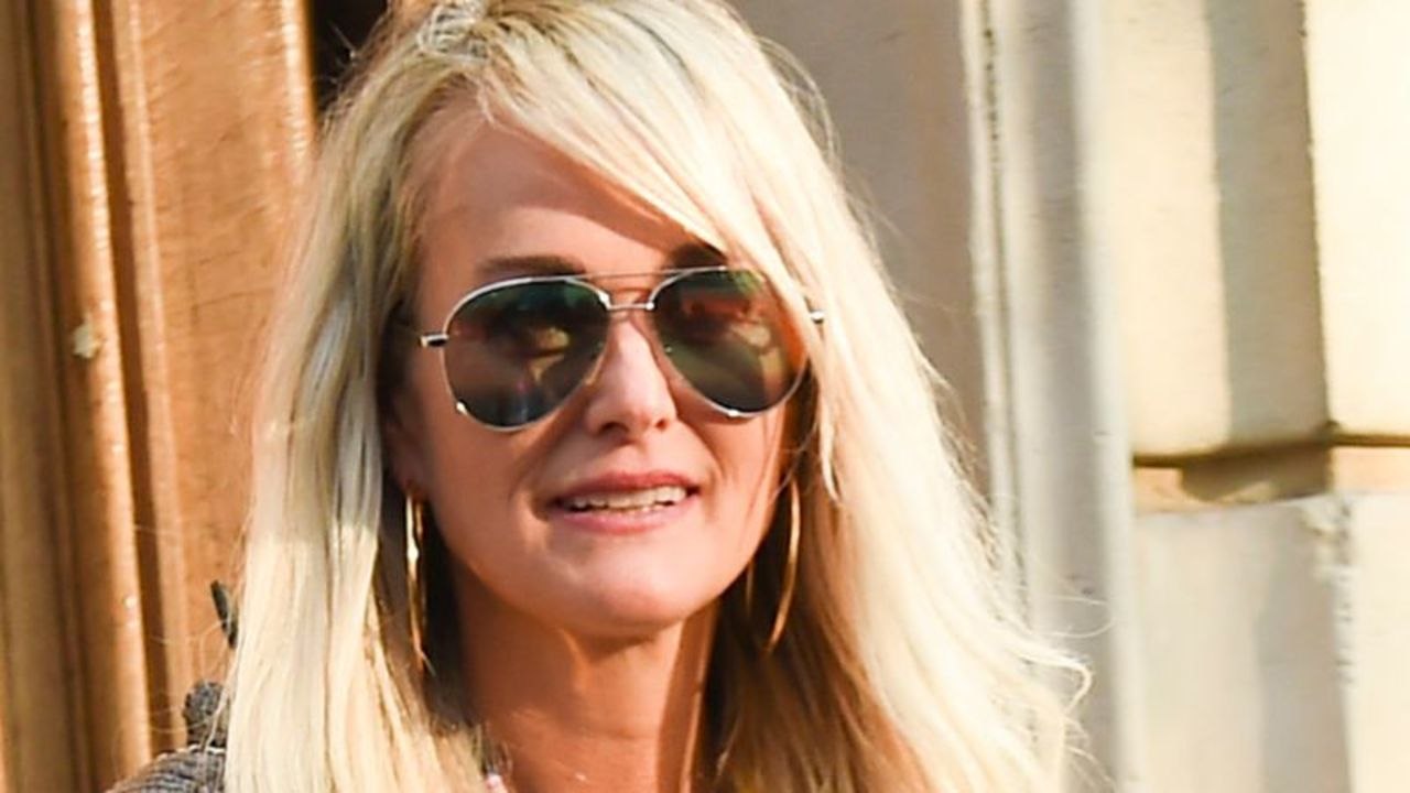 VOICI - Laeticia Hallyday : pourquoi on lui a interdit de voir le corps de Johnny quand il est mort