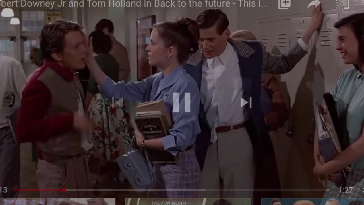 VOICI Christopher Lloyd et Michael J. Fox : les stars de Retour vers le futur posent ensemble et affolent les fans