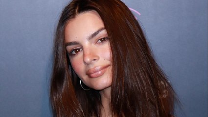 VOICI Emily Ratajkowski topless dans son lit, découvrez son astuce pour ne pas tout dévoiler