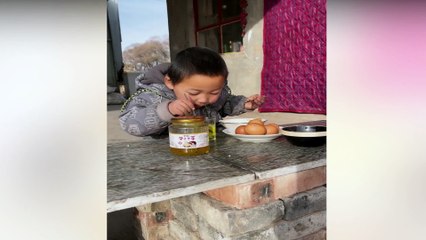 素晴らしい田舎のライフスタイルの小さな男の子は食べ物を調理しますRural lifestyle little boy cook food