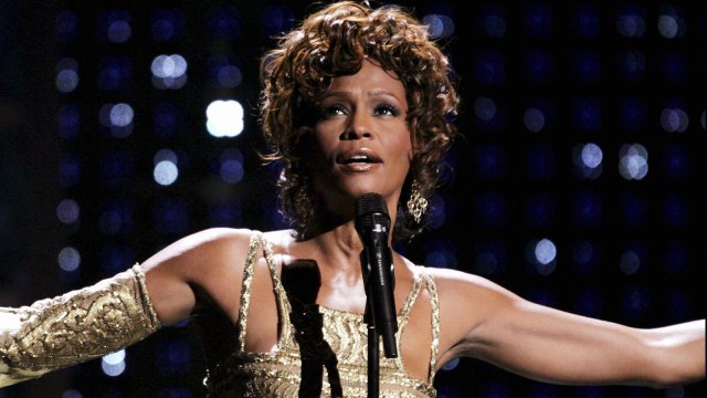 VOICI Whitney Houston : l’ultimatum que lui a posé son ex-compagne pour lui sauver la vie