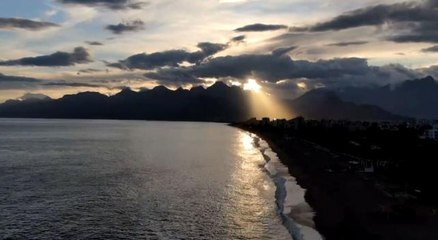 Antalya'nın dünyaca ünlü sahilinde kartpostallık görüntü