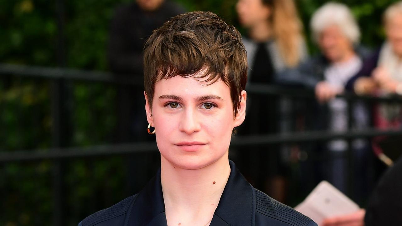 VOICI - Christine and the queens lynchée par la Toile après sa participation à Burger Quiz