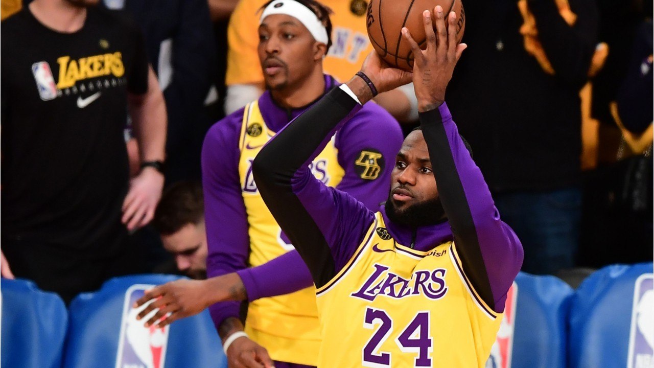 Voici - Mort de Kobe Bryant : les Lakers rendent un émouvant hommage à la légende disparue, LeBron James en larmes