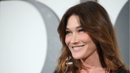 VOICI - Carla Bruni : La Chanteuse Crée Le Malaise À La Fashion Week Avec Une Intervention Gênante (1)