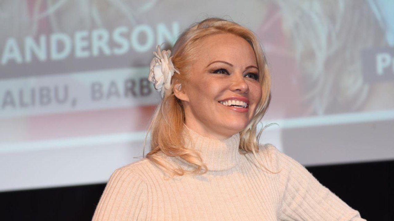 VOICI - Pamela Anderson torride fesses nues sur...