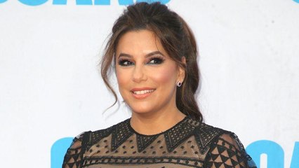 VOICI Eva Longoria pose avec Santiago et fond en larmes à cause du message d’une internaute