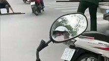 Clip: Người đi đường chung tay giúp đỡ tài xế xe tải làm rơi đồ