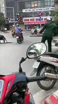 Clip: Người đi đường chung tay giúp đỡ tài xế xe tải làm rơi đồ