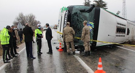 Yolcu otobüsü devrildi! Ölü ve yaralılar var