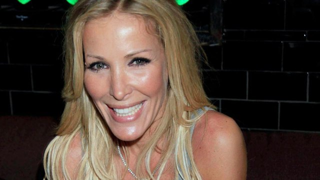 VOICI Ophélie Winter relance la mode du t-shirt mouillé et c’est toujours aussi sexy