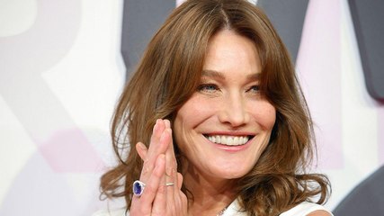 VOICI - Carla Bruni dévoile un nouveau cliché de sa fille Giulia et elle a bien grandi