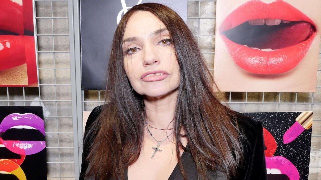 VOICI - Complètement déjantée, Béatrice Dalle répond aux questions de Vincent Josse dans un état second