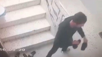 Kapı önündeki ayakkabıları seçip seçip çaldı