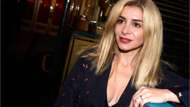 VOICI Julie Zenatti périmée ? Taclée par un internaute, la chanteuse riposte avec humour