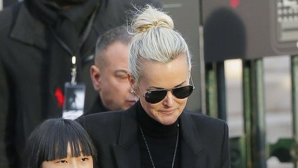 VOICI Laeticia Hallyday : un proche dévoile les sms qu’elle lui a envoyés le lendemain de la mort de Johnny