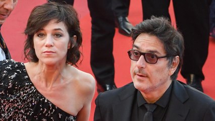 VOICI - Pourquoi Charlotte Gaisbourg ne revient pas s'installer à Paris avec Yvan Attal