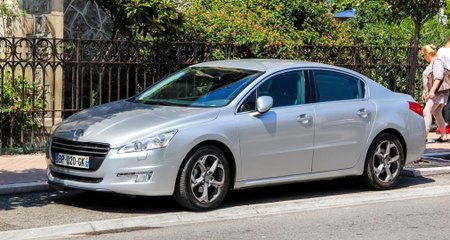 Si vous croisez une Peugeot 508 en panne en bord de route méfiez-vous et ralentissez