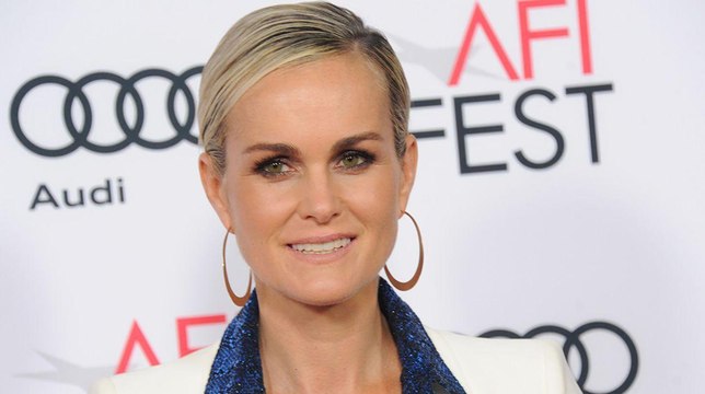 VOICI Laeti­cia Hally­day prend la pose pour son ami Michel Klein à Saint-Barth