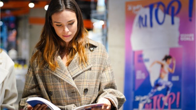 VOICI - Marine Lorphelin montre ses fesses dans une tenue transparente