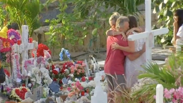 VOICI Johnny Hally­day : deux fans racontent leur rencontre avec Laeti­cia sur la tombe du rocker