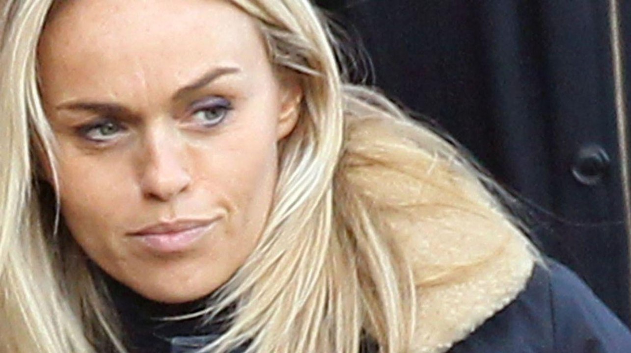 VOICI - Cécile de Méni­bus évoque sa traver­sée du désert après Cauet et Moran­dini