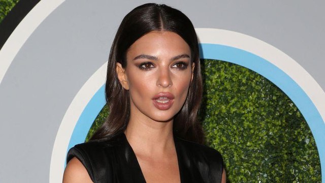 VOICI Emily Ratajkowski présente sa nouvelle ligne de maillots de bain en posant… topless