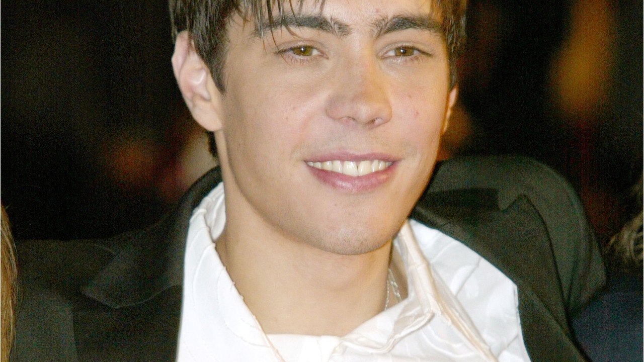 VOICI-Grégory Lemarchal : Karine Ferri réagit au choix de Mickaël Lumière pour incarner le chanteur