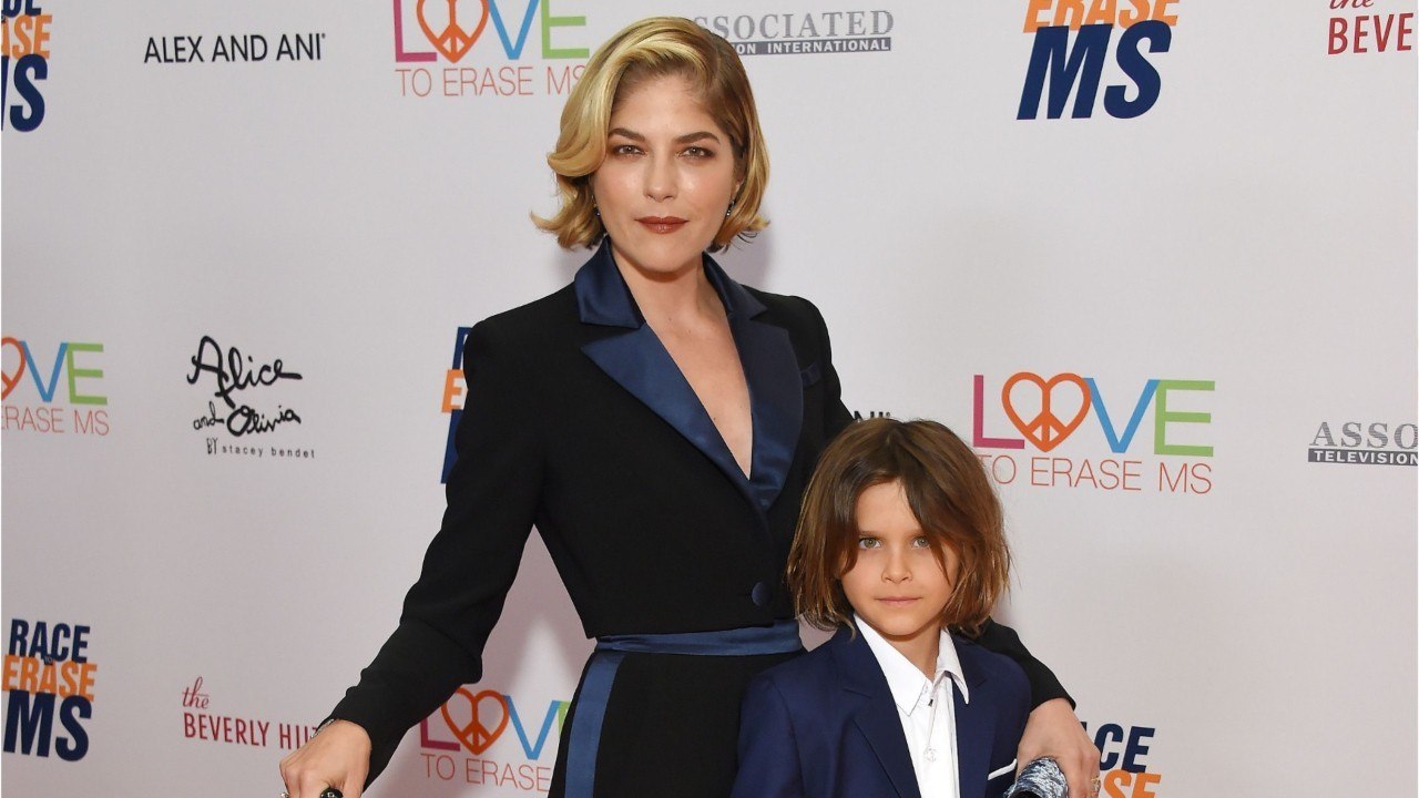 VOICI Selma Blair atteinte de sclérose en plaques : l’actrice dévoile son crâne rasé