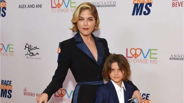 VOICI Selma Blair atteinte de sclérose en plaques : l’actrice dévoile son crâne rasé