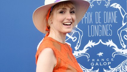 VOICI Julie Gayet en couple avec François Hollande : comment elle a voulu le « protéger "
