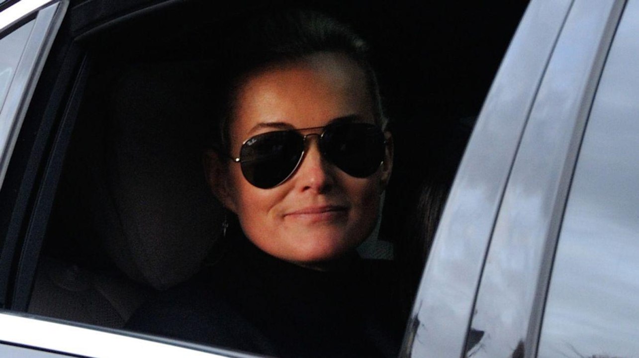 VOICI - Héri­tage de Johnny Hally­day : la décla­ra­tion de guerre de Laeti­cia à Laura et David