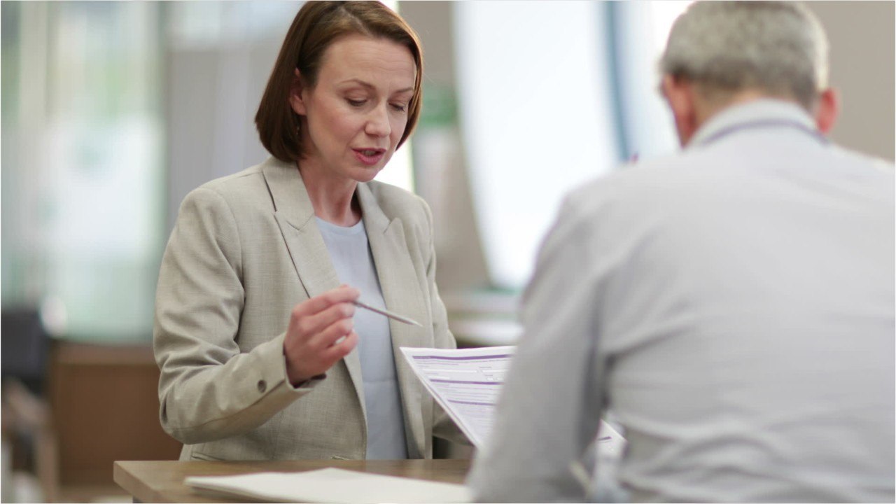 VOICI - Brigitte et Emmanuel Macron trop dépensiers ? Leurs vacances ont coûté une fortune