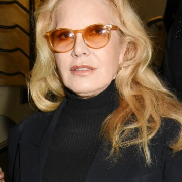 VOICI SOCIAL Sylvie Vartan a « Deux Amours , Son Cliché Risque D’énerver Laeticia Hallyday (1)