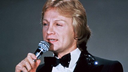 VOICI Claude François : trop proche de lui à 14 ans, une fan raconte ses relations scandaleuses avec des ados