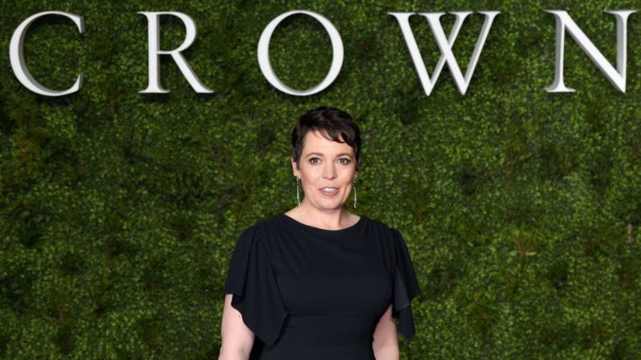 VOICI The Crown : l'étrange technique d'Olivia Colman pour se détendre entre deux scènes
