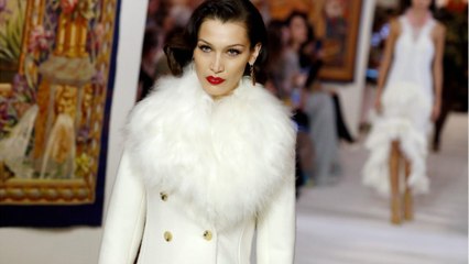 VOICI - Bella Hadid : topless, la bombe se dévoile à sa sortie de la douche