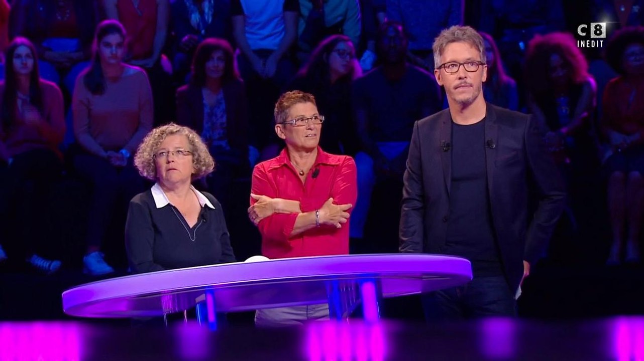 VOICI - Couple ou pas couple : Ces candidates choquent Jean-Luc Lemoine et les internautes sur les préférences des blondes