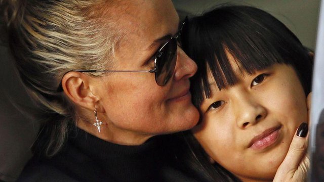 VOICI - Laeti­cia Hally­day, Jade et Joy Premier noel sans Johnny