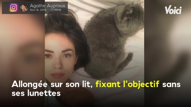 VOICI - Agathe Auproux : sans lunettes, elle hypnotise ses fans sur Instagram