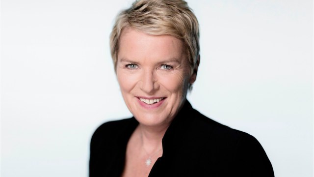 VOICI - Elise Lucet bouleversée, raconte son expérience de l’attentat de Charlie Hebdo