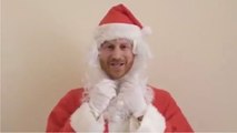 VOICI - Prince Harry déguisé en Père Noël, il adresse un émouvant message aux enfants