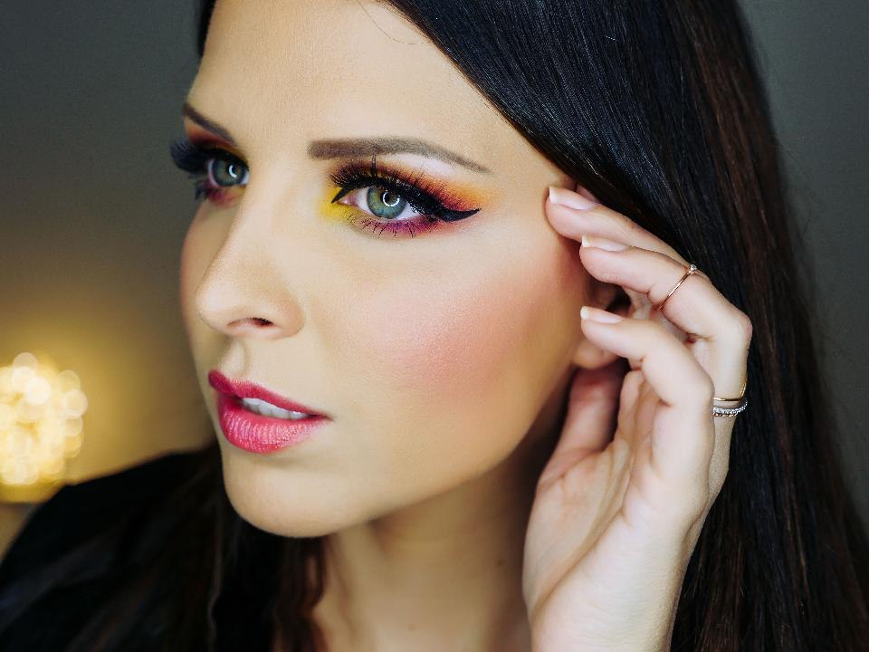 Beauté - Maquillage - Le tuto de Ludivine : la couleur orange sur les yeux