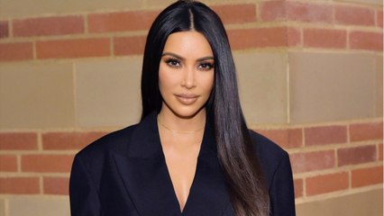 VOICI - Kim Kardashian accusée d'avoir foncé sa peau en couverture d'un magazine