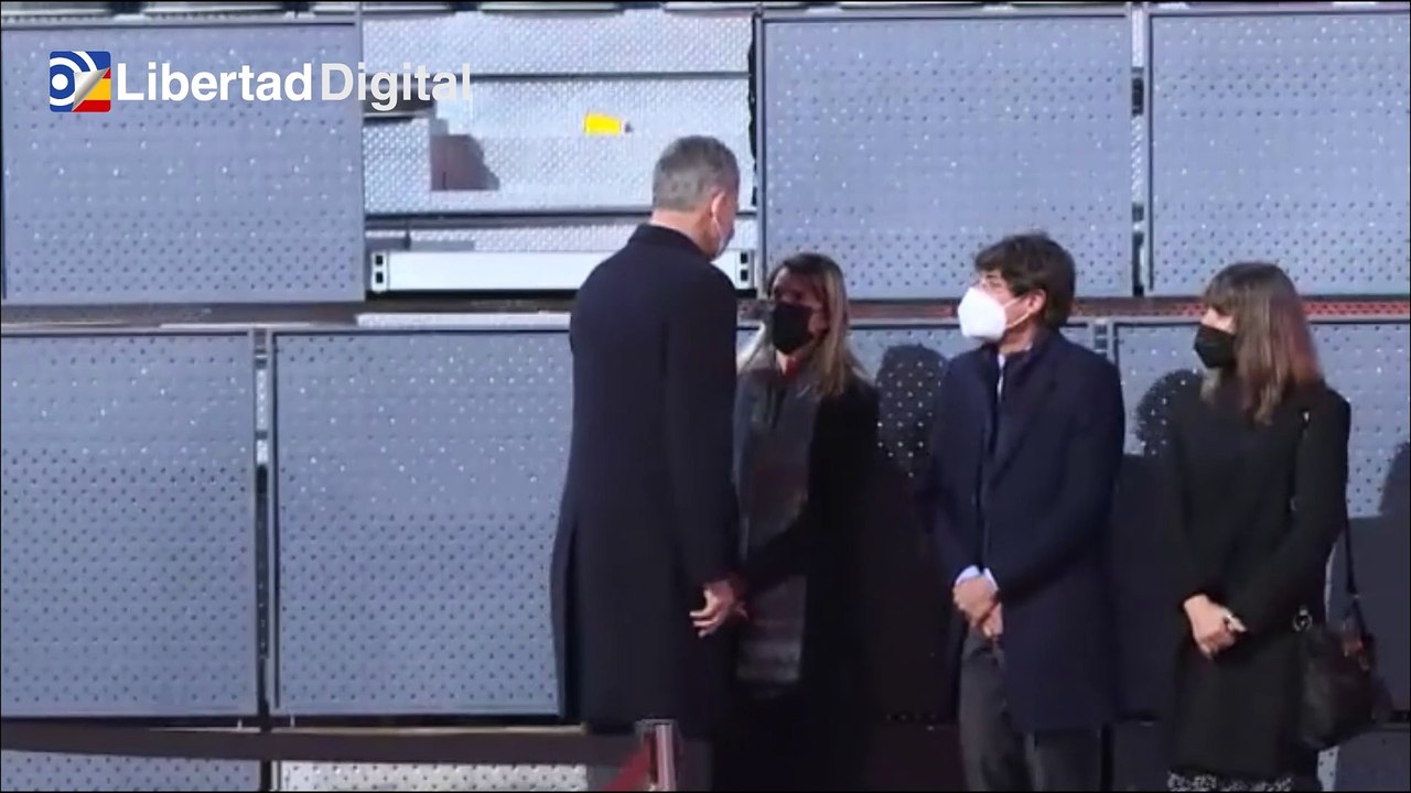 El rey Felipe VI acude a la capilla ardiente del tenista Manolo Santana