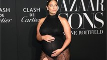 VOICI-Ashley Graham enceinte : la top fond en larmes dans son émission télé