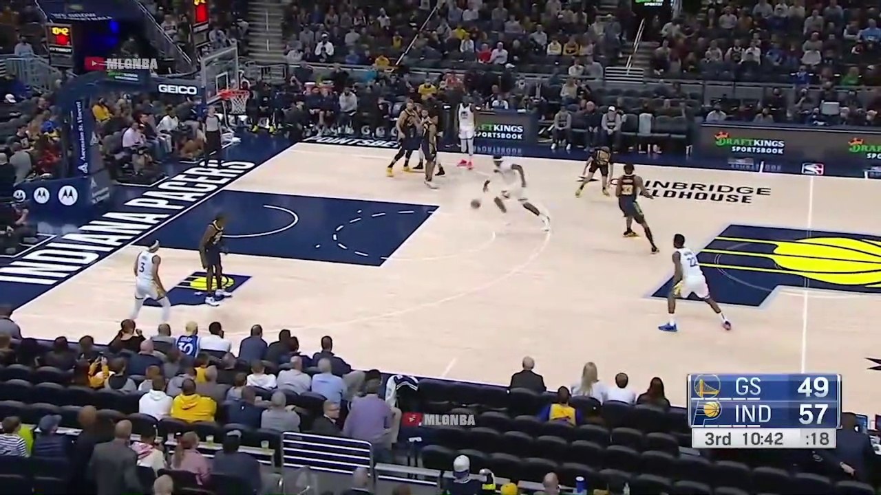 Kevon Looney with a Harden-esque splitting two defenders dribble move 