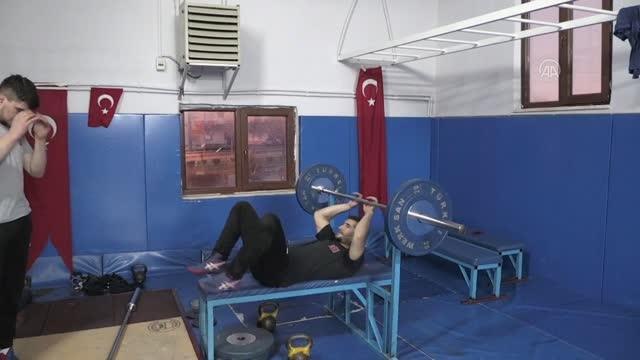 İşitme engelli milli güreşçinin hedefi ikinci olimpiyat madalyası
